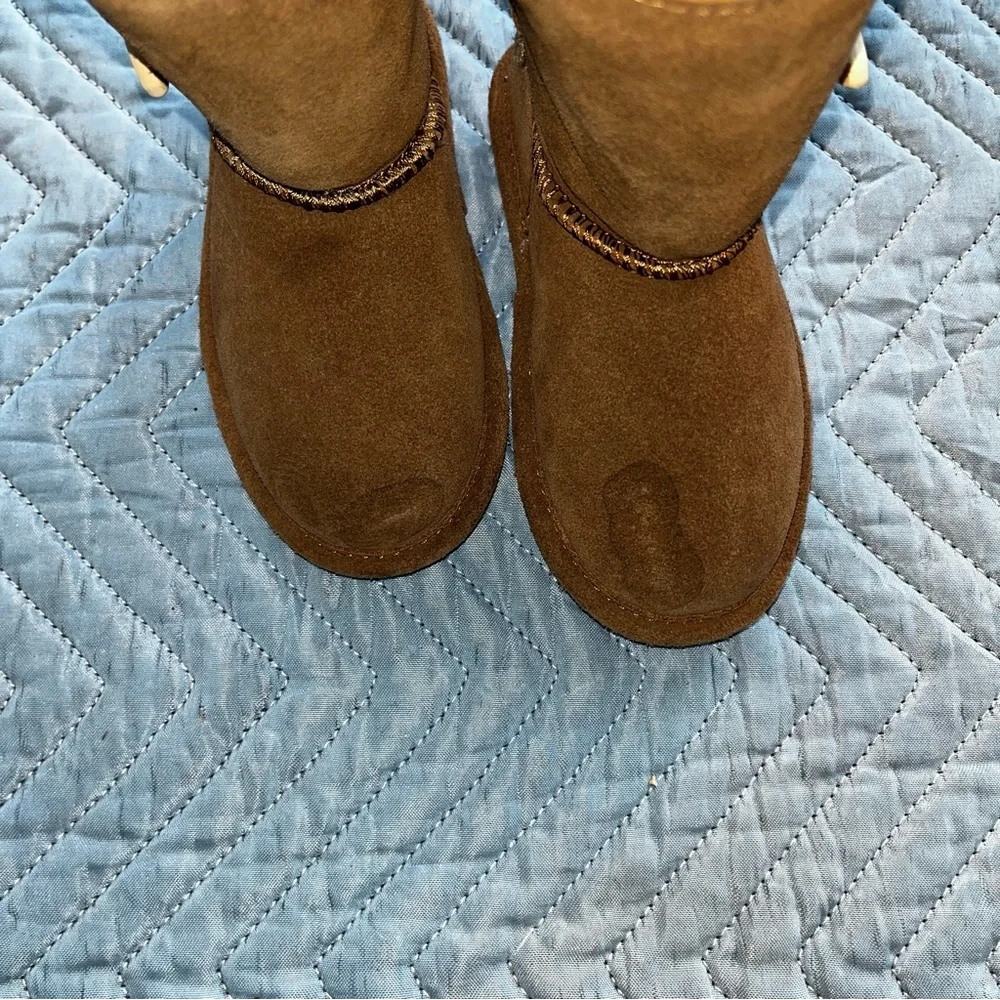 Kids bearpaw brown button fur boots size 8
